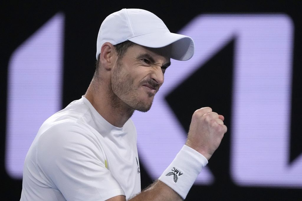 Ekspresi petenis Inggris Andy Murray saat mengalahkan petenis Australia Thanasi Kokkinakis pada babak kedua Australia Terbuka di Melbourne, Australia, Jumat (20/1/2023). Murray memenangi laga dengan skor 4-6, 6-7 (4), 7-6 (5), 6-3, 7-5. 