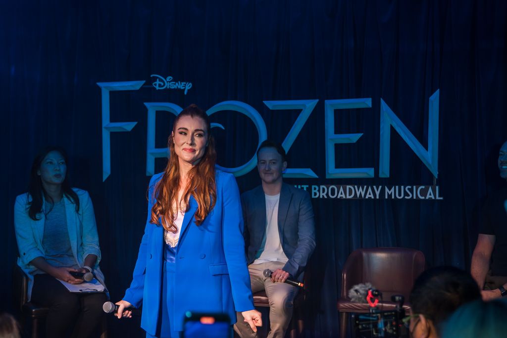 Jemma Rix menyanyikan lagu ”Monster” saat jumpa pers peluncuran <i>Disney's Frozen: The Hit Broadway Musical</i> di Singapura, Selasa (15/11/2022).