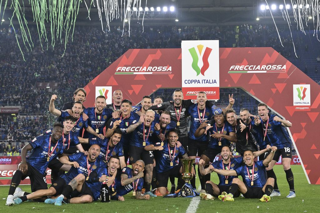Pemain Inter Milan merayakan juara Coppa Italia setelah berhasil mengalahkan Juventus dalam laga final di Stadion Olimpico, Roma, Kamis (12/5/2022) dini hari WIB. Ini adalah gelar juara Coppa Italia kedelapan Inter Milan sejak mereka pertama kali meraihnya pada musim 2010/2011.