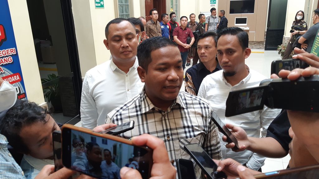 Ahmad Handoko, kuasa hukum Andi Desfiandi, memberikan keterangan kepada media di PN Tanjung Karang, Rabu (4/1/2023).