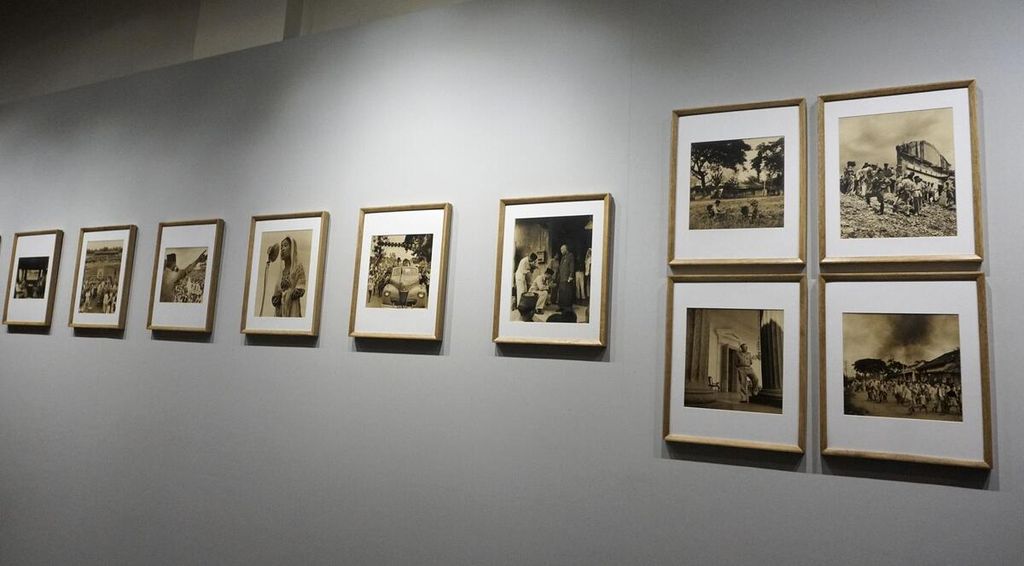 Tabir Matawaktu merupakan galeri yang bisa menjadi ruang pameran seni visual dan tempat berdiskusi. Yayasan Matawaktu merupakan organisasi nirlaba yang berkecimpung di bidang riset terkait seni visual, terutama fotografi.
