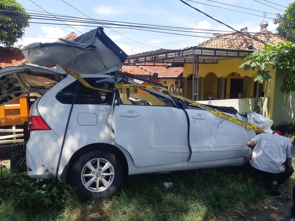 Polisi mengecek mobil Toyota Avanza bernomor polisi G 1031 CC saat olah tempat kejadian perkara kecelakaan maut di jalur pantai utara Gebang, Kabupaten Cirebon, Jawa Barat, Senin (4/4/2022). Kecelakaan maut pada Minggu (3/4/2022) siang itu menyebabkan enam orang meninggal. Keenam penumpang diduga pemudik dari Jakarta ke Batang, Jawa Tengah.