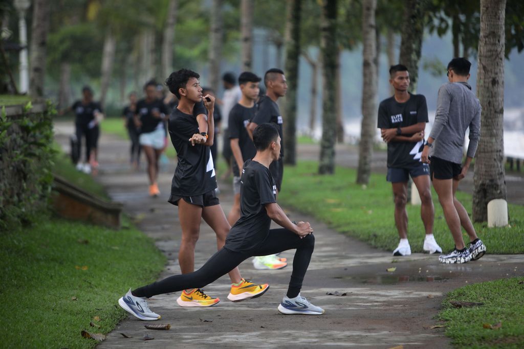 Peserta Borobudur Marathon 2022 Powered by Bank Jateng kategori <i>elite race</i> pemanasan sebelum berlari ringan di Kompleks Hotel Puri Asri, Magelang, Jawa Tengah, Jumat (11/11/2022). 