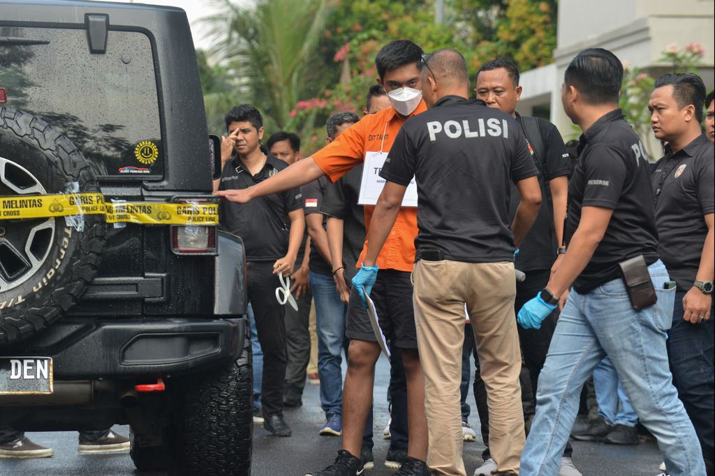 Tersangka Mario Dandy Satrio (baju oranye) mengikuti rangkaian rekonstruksi kasus penganiayaan Cristalino David Ozora di kawasan Green Permata Boulevard, Jakarta Selatan (10/03/2023).
