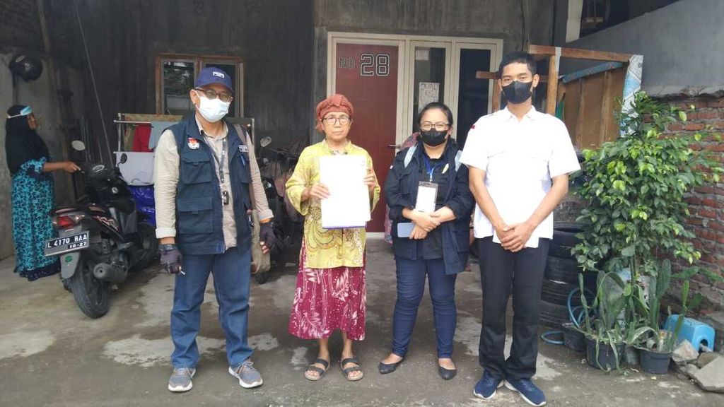 Anggota KPU Kota Surabaya, Soeprayitno (paling kiri), melaksanakan verifikasi faktual keanggotaan partai politik di Surabaya.