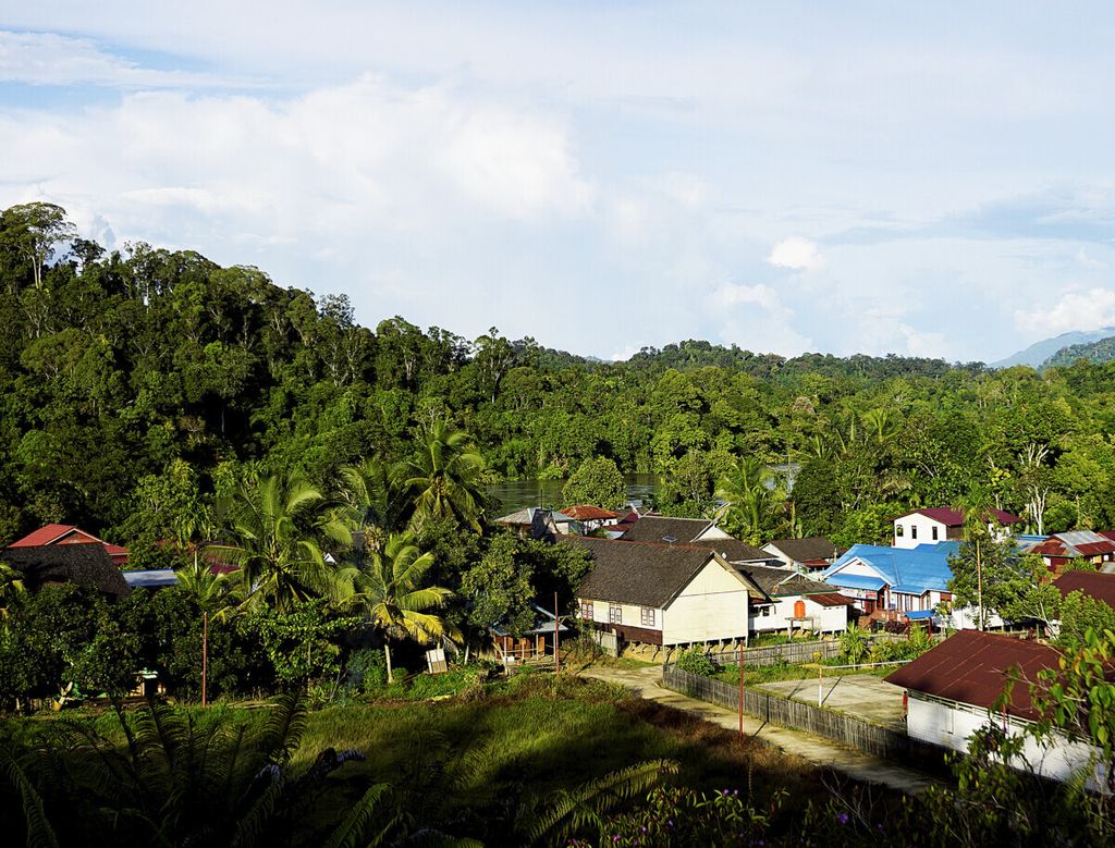 Desa Liu Mulang dan Desa Long Tuyoq, Kecamatan Long Pahangai, Mahakam Ulu, Kalimantan Timur, terlihat dari atas bukit, Kamis (12/12/2019). Desa itu dilalui Sungai Mahakam bagian hulu dan berada di tengah rapatnya hutan jantung Borneo.