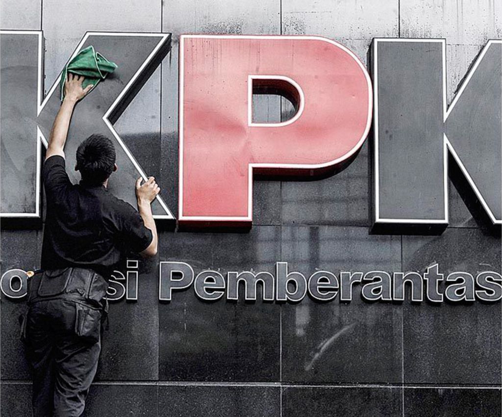 A worker cleans the logo of the Corruption Eradication Commission at the KPK Building, Jakarta, Monday (5/2/2018).