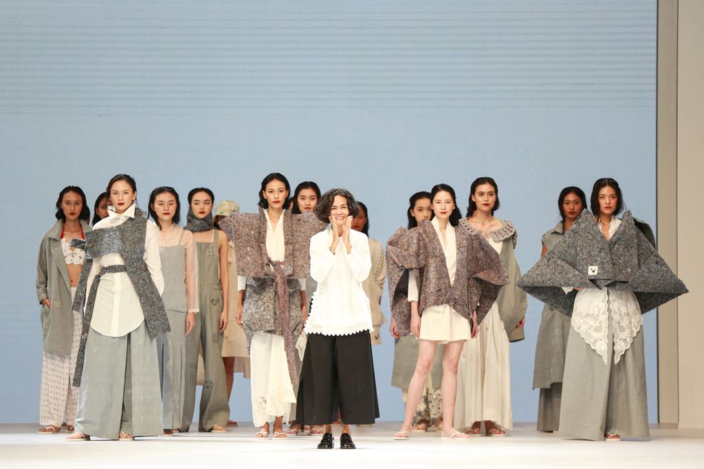 Desainer Chitra Soebijakto dari <i>brand</i> Sejauh Mata Memandang memberikan salam kepada tamu undangan di ujung peragaan busana karyanya dalam Jakarta Fashion Week 2023 di Pondok Indah Mall, Jakarta, Selasa (25/10/2022). 