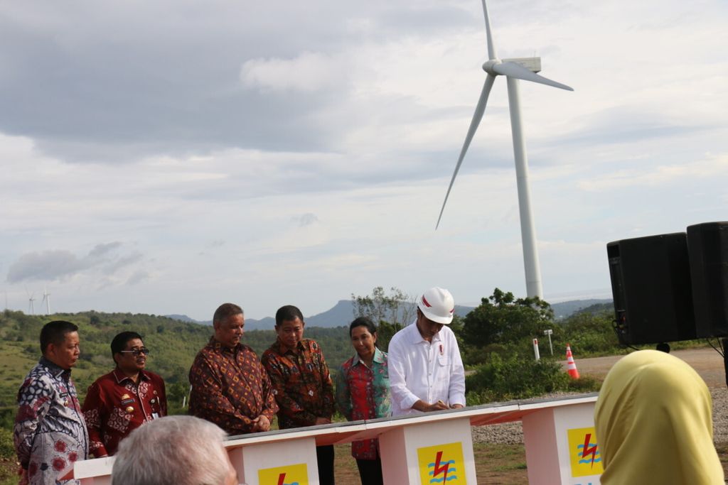 Presiden Joko Widodo meresmikan Pembangkit Listrik Tenaga Bayu (PLTB) Sidrap, di Kabupaten Sidenreng Rappang, Sulawesi Selatan, Senin (2/7/2018). Bersamaan dengan itu, diresmikan pula dua PLTU, yakni PLTU Punagaya, Kabupaten Jeneponto yang berkapasitas 2x100 MW dan dibangun sejak tiga tahun lalu serta PLTU Jeneponto Ekspansi 2x135 MW.