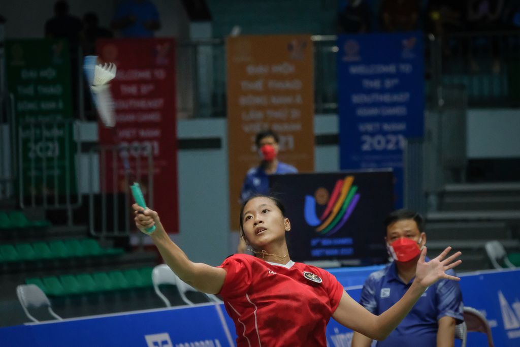 Tunggal kedua Indonesia, Putri Kusuma Wardani, menaklukkan pemain berpengalaman tuan rumah, Vu Thi Trang, 21-19, 16-21, 21-15, dalam laga ketiga semifinal beregu SEA Games Vietnam 2021 di Bac Giang Gymnasium, Selasa (17/5/2022).