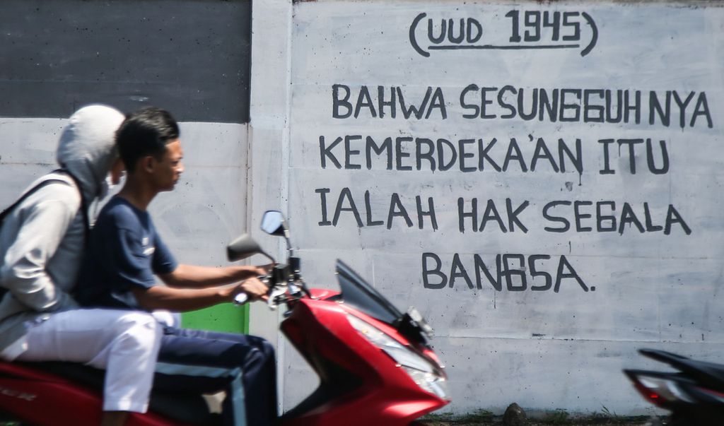 Mural yang berisi salah satu petikan Pembukaan Undang-Undang Dasar (UUD) 1945 tergambar di Jalan Raya Bogor, Depok, Jawa Barat, Rabu (28/7/2021). UUD 1945 merupakan hukum dasar tertulis yang disahkan oleh PPKI pada 18 Agustus 1945. UUD 1945 merupakan sumber hukum tertinggi yang melandasi seluruh produk hukum di Indonesia.