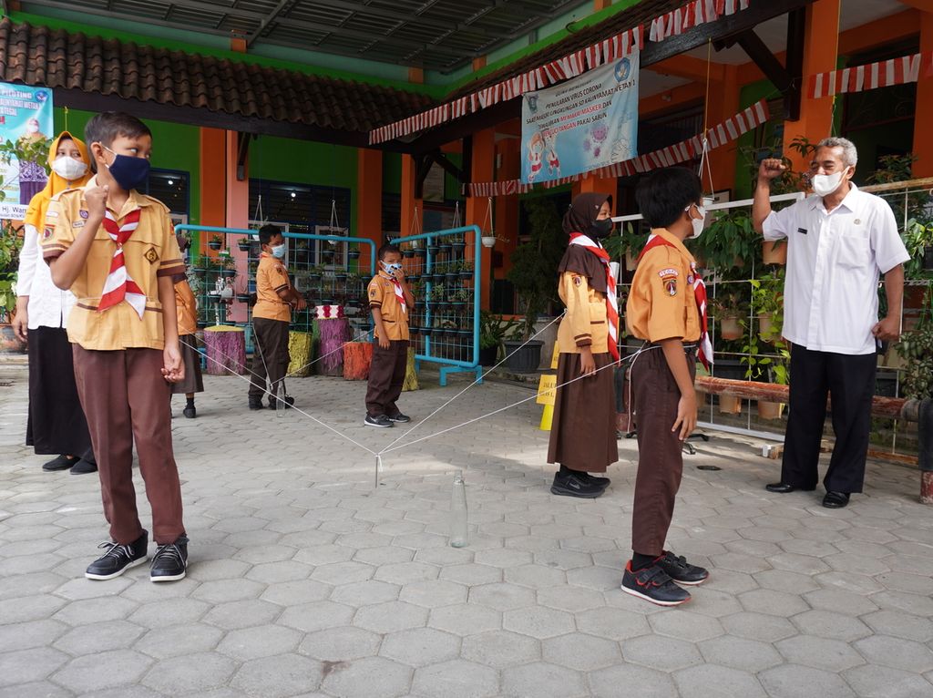 Siswa bermain di halaman sekolah saat pembelajaran tatap muka perdana di SD Negeri Kalinyamat Wetan 1, Kecamatan Tegal Selatan, Kota Tegal, Jawa Tengah, Jumat (1/10/2021). 