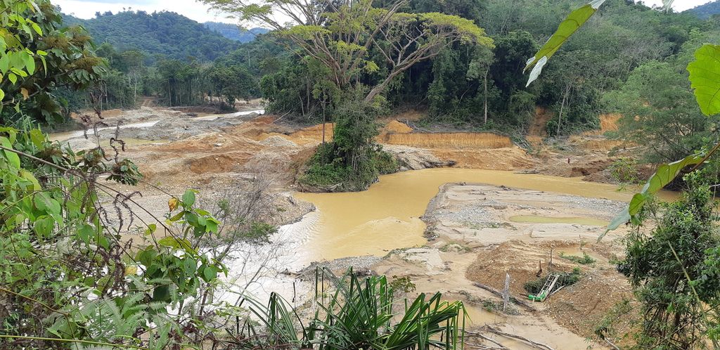 Kerusakan lingkungan akibat tambang emas liar di Desa lubuk Bedorong, Limun, Sarolangun, Jambi, pertengahan November 2021. 