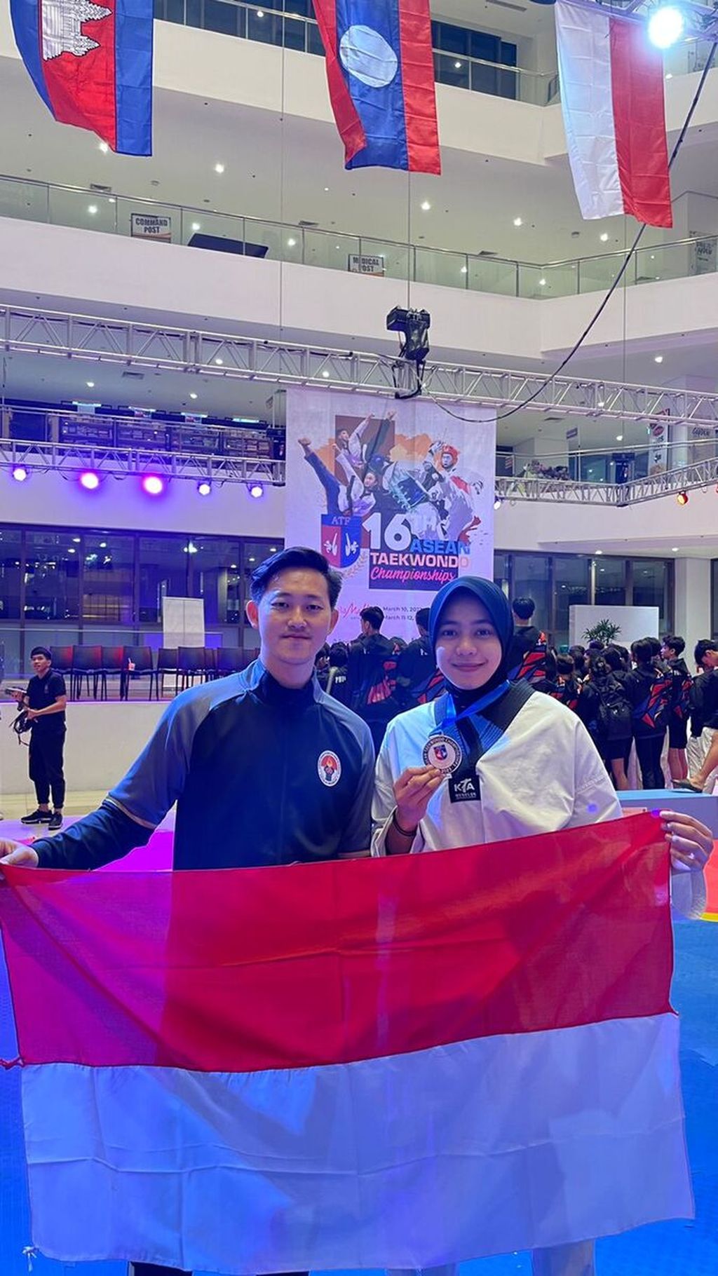 Atlet taekwondo Dinda Putri Lestari setelah mendapatkan medali emas dalam kejuaraan Asean Taekwondo Championship ke-16 yang diadakan di Parañaque, Manilia, Filipina, Minggu (12/3/2023).