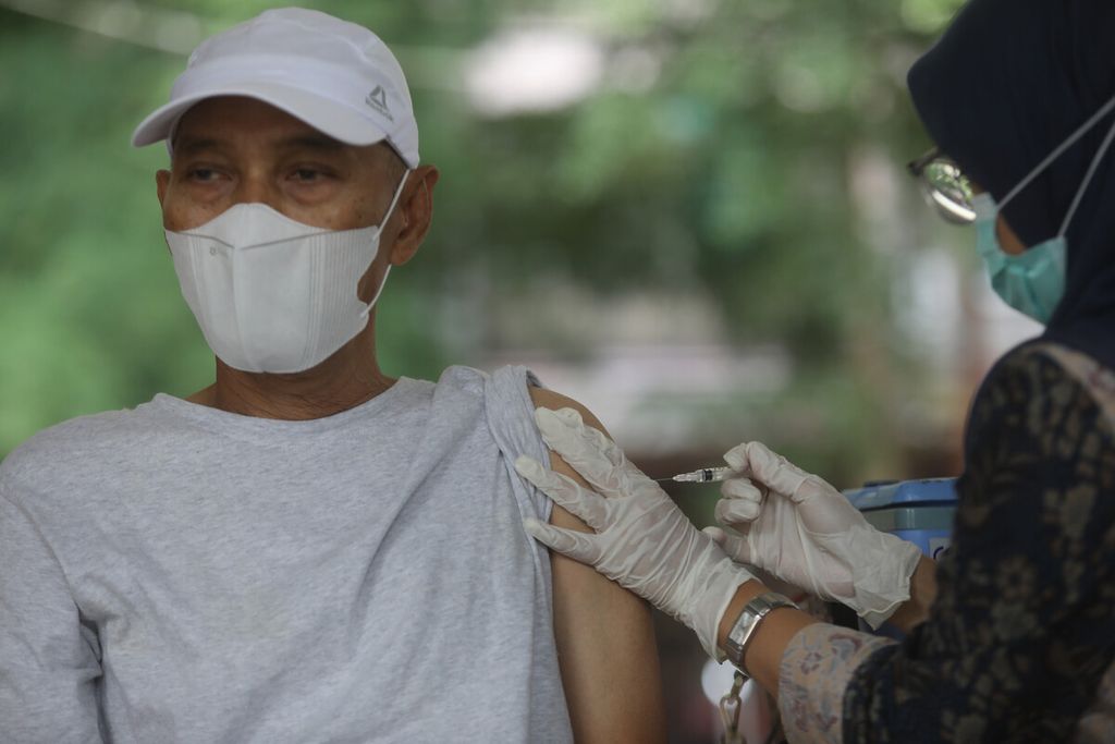 Seorang warga lansia menerima suntikan vaksinasi penguat Covid-19 di RTPRA Rusun Benhil, Jakarta, Jumat (6/1/2023). 