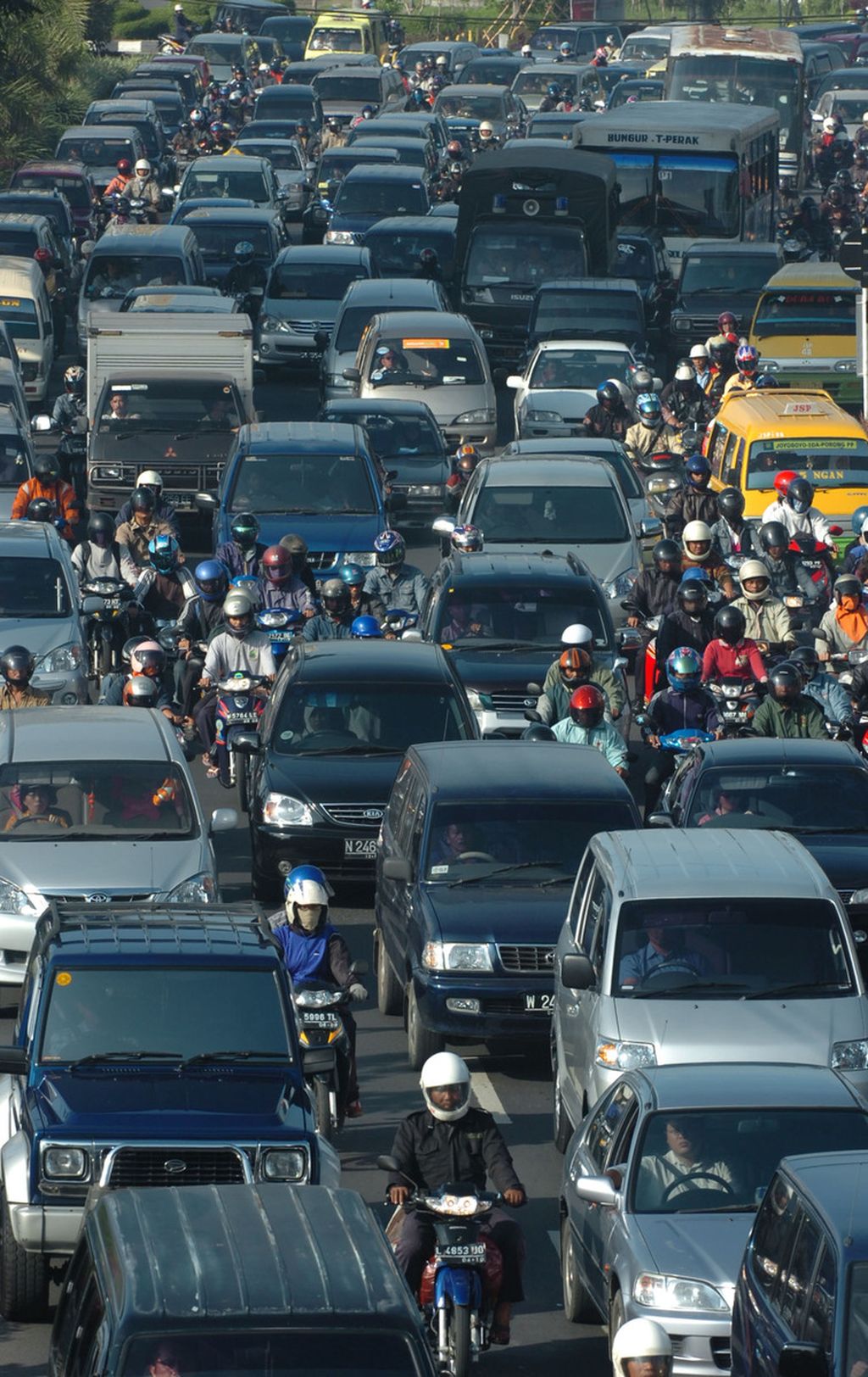 Arus kendaraan dari arah Bundaran Waru yang akan menuju Kota Surabaya macet di Jalan Ahmad Yani, pagi hari saat awal jam kerja, Senin (21/5/2007). Kemacetan itu masih menjadi problem hingga saat ini.