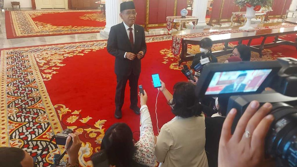 Menteri Sekretaris Negara Pratikno memberikan keterangan pers seusai pengucapan sumpah calon hakim konstitusi, M Guntur Hamzah, sebagai hakim konstitusi di Istana Negara, Jakarta, Rabu (23/11/2022). 