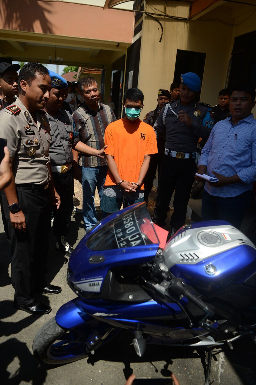 Kapolres Bantul AKBP Wachyu Tri Budi Sulistiyono (kiri) menunjukkan sepeda motor yang dikendarai korban dan para pelaku kasus kejahatan jalanan 'klithih' dalam kegiatan jumpa pers di Markas Polres Bantul, Bantul, DI Yogyakarta, Selasa (14/1/2020). Sebanyak satu tersangka berinisial APS (18, berbaju oranye) dan 11 terduga pelaku yang seluruhnya merupakan pelajar dihadirkan dalam acara tersebut. Peristiwa yang terjadi 14 Desember 2019 tersebut mengakibatkan satu orang pelajar yang menjadi korban meninggal dunia.KOMPAS/FERGANATA INDRA RIATMOKO
