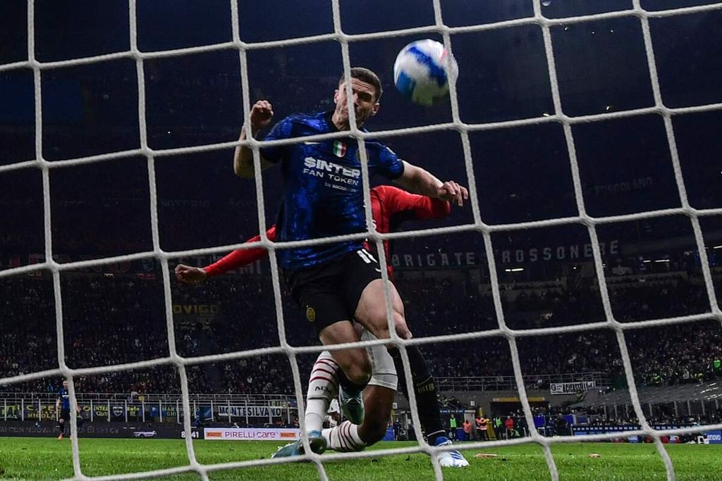 Bek sayap Inter Milan, Robin Gosens, mencetak gol ketiga timnya pada laga kedua semifinal Coppa Italia antara Inter Milan dan AC Milan di Stadion Giuseppe Meazza, San Siro, Milan, Rabu (20/4/2022) dini hari WIB. 