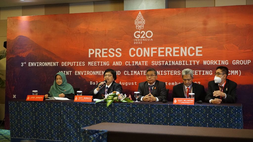 Menteri Lingkungan Hidup dan Kehutanan Siti Nurbaya Bakar (kedua dari kiri) memberikan keterangan dalam konferensi pers seusai kegiatan G20 Joint Environment and Climate Ministerial Meeting (JECMM) di Nusa Dua, Badung, Bali, Rabu (31/8/2022).