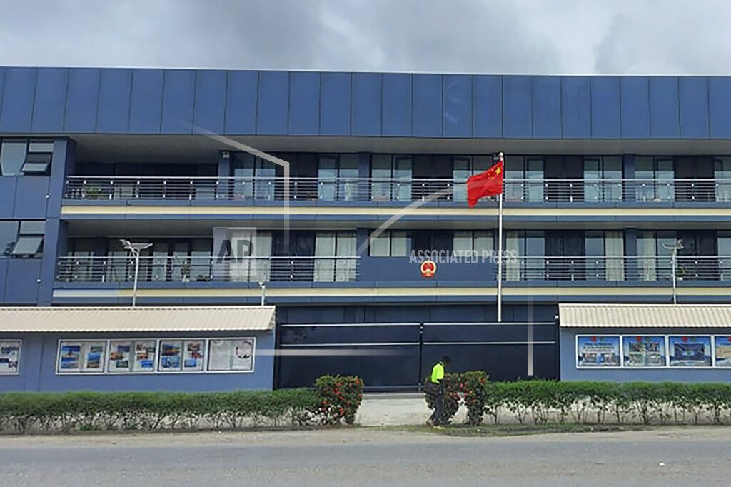 Bendera China berkibar di luar kantor Kedutaan China di Honiara, Kepulauan Solomon, 1 April 2022. 