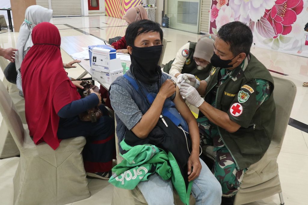 Pengunjung menjalani vaksinasi Covid-19 dalam acara pameran alutsista (alat utama sistem persenjataan) TNI di Grage City Mall, Kota Cirebon, Jawa Barat, Minggu (13/2/2022). 