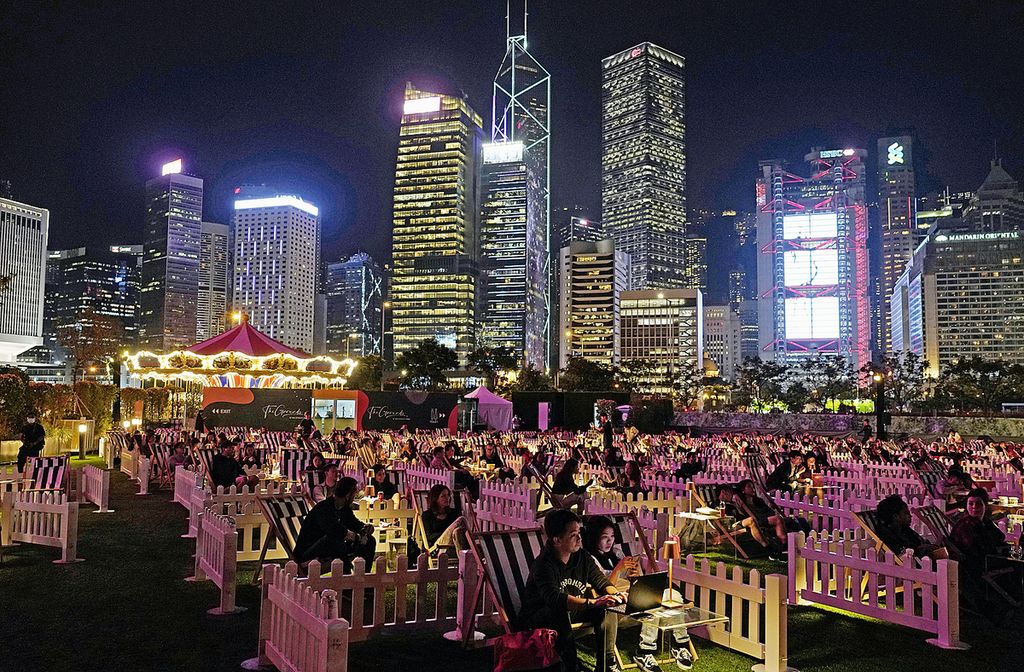Masyarakat menikmati film di taman terbuka di Hong Kong pada 10 November 2020. Tempat hiburan terbuka untuk pemutaran film bisa dinikmati publik sebagai upaya untuk protokol kesehatan menjaga jarak. 