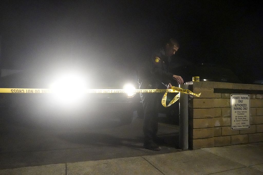 Petugas kepolisian memasang pita pengaman di pintu masuk pusat pertemuan keluarga setelah insiden penembakan pada 23 Januari 2023 di Half Moon Bay, California. Tujuh orang tewas di dua lokasi berbeda dalam insiden tersebut. 