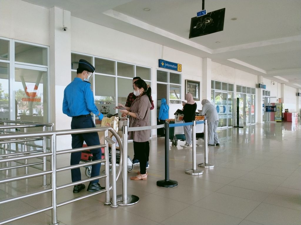 Petugas Bandara Radin Inten II, Lampung Selatan, mengecek kelengkapan dokumen calon penumpang pesawat, Selasa (19/4/2022).