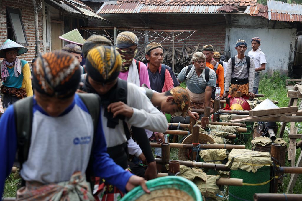 Masyarakat adat Bonokeling singgah di Pasar Kliwon, Kecamatan Kesugihan, Cilacap, Jawa Tengah, Kamis (16/3/2023). 