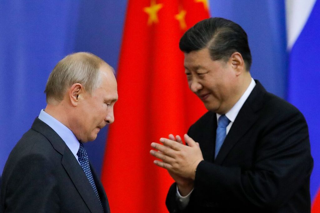 Presiden Rusia Vladimir Putin (kiri) menganugerahi Presiden China Xi Jinping gelar kehormatan dari Universitas St Petersburg pada 6 Juni 2019.  