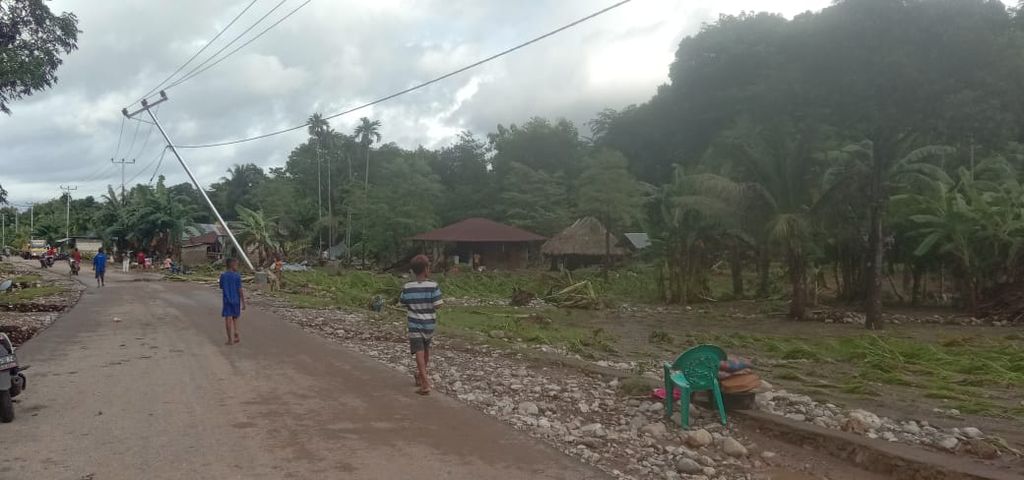 Sejumlah tiang listrik di desa Tuakae Kabupaten Kupang ikut miring bahkan di beberapa lokasi tumbang akibat diterjang banjir, Kamis (29/12/2022) dinihari. Jika tidak segera ditangani, tiang-tiang listrik ini bakal rebah ke tanah.