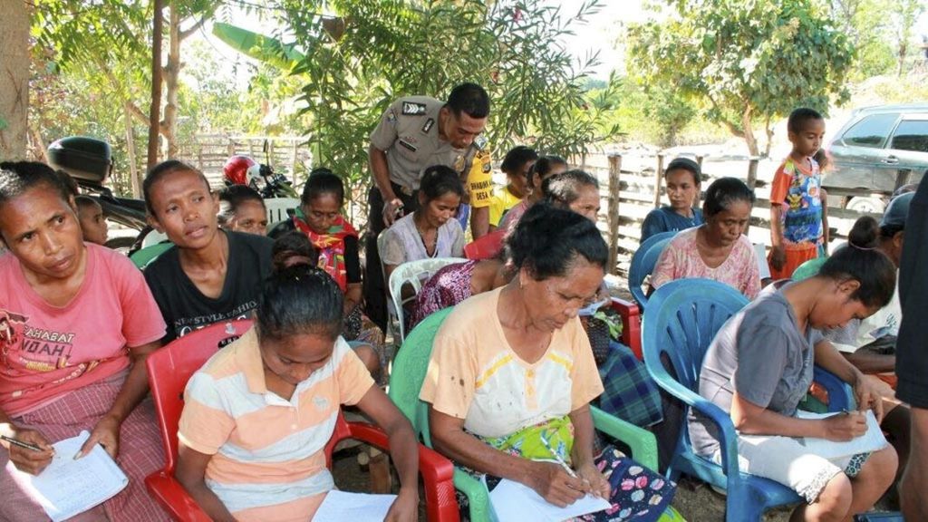Sejumlah warga Desa Kenebibi di perbatasan RI-Timor Leste belajar membaca dan menulis, Selasa (24/7/2018).