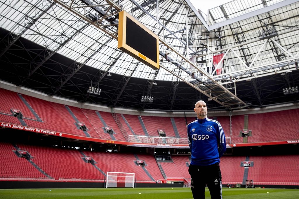 Pelatih Ajax Amsterdam Erik ten Hag berpose menjelang final Piala Belanda di Arena Johan Cruyff, Amsterdam, Belanda, 15 April 2022. Ten Hag pada Kamis (21/4/2022) resmi diumumkan sebagai manajer baru klub Inggris, Manchester United, untuk musim depan. 