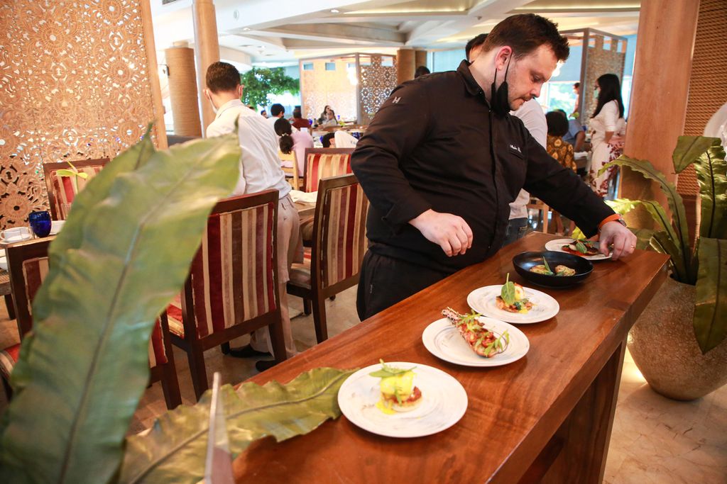 Chef asal Perancis, Alain Rion memperkenalkan menu yang disajikan dalam "Folkz Sunday Brunch" di Cafe Gran Via, Hotel Gran Melia Jakarta, Minggu (28/8/2022). 