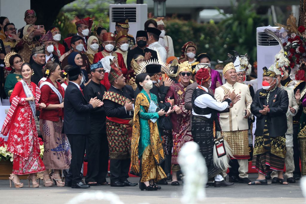 Para menteri Kabinet Indonesia Maju bergoyang saat Farel Prayoga (12) bernyanyi memeriahkan Upacara Peringatan Detik-detik Proklamasi Kemerdekaan RI di Istana Merdeka, Jakarta, Rabu (17/8/2022). KOMPAS/HERU SRI KUMORO 17-08-2022