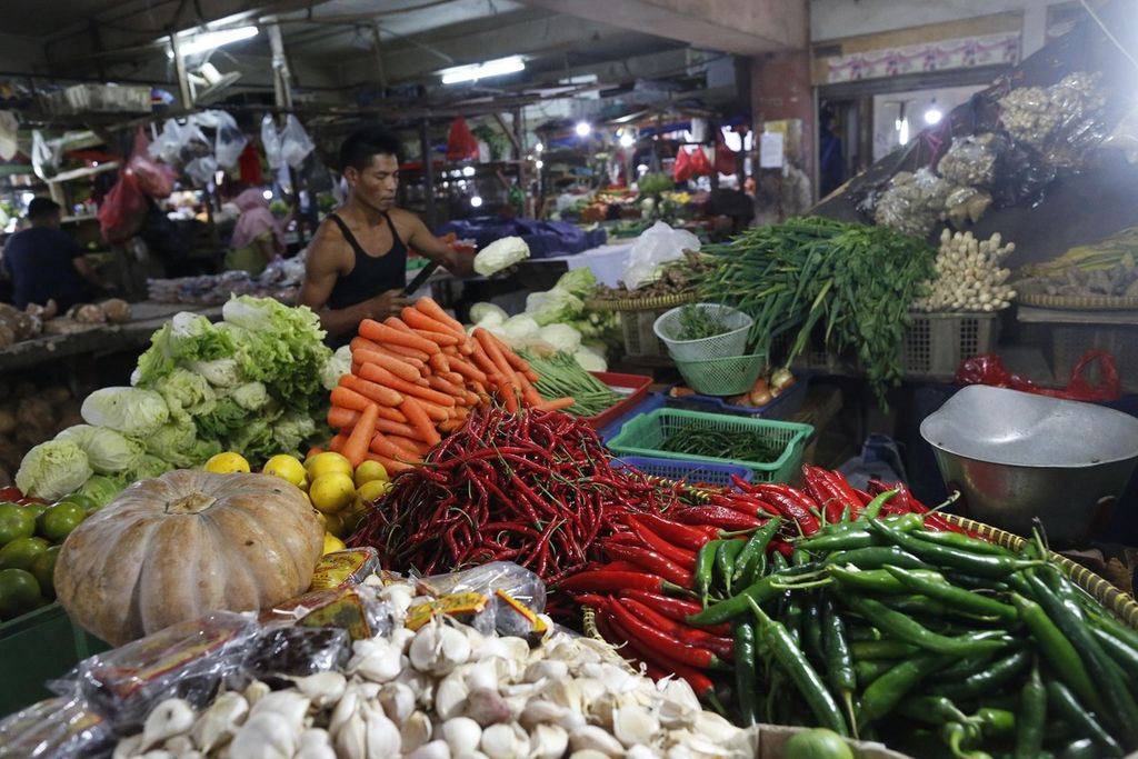 Pedagang menata dagangannya sembari menunggu pembeli di Pasar Tebet Timur, Tebet, Jakarta, Rabu (1/2/2023). Badan Pusat Statistik mencatat laju inflasi pada Januari 2023 sebesar 0,34 persen. Komoditas bahan pangan seperti cabai merah, cabai rawit, dan beras menjadi pemicu inflasi. KOMPAS/TOTOK WIJAYANTO (TOK) 01-02-2023
