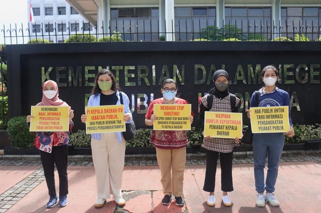 Aktivis Indonesia Corruption Watch (ICW) di depan kantor Kementerian Dalam Negeri, Jakarta, Rabu (8/6/2022). 