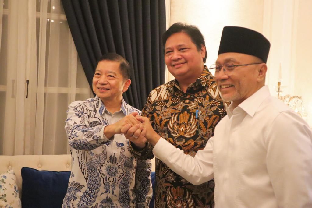 Ketua Umum Partai Golkar Airlangga Hartarto (tengah) berbincang dengan Ketua Umum PAN Zulkifli Hasan (kanan) dan Ketua Umum Partai Persatuan Pembangunan (PPP) Suharso Monoarfa (kiri) di Rumah Heritage Jakarta, Kamis (12/5/2022), untuk membahas penjajakan koalisi partai dalam Pemilu 2024.