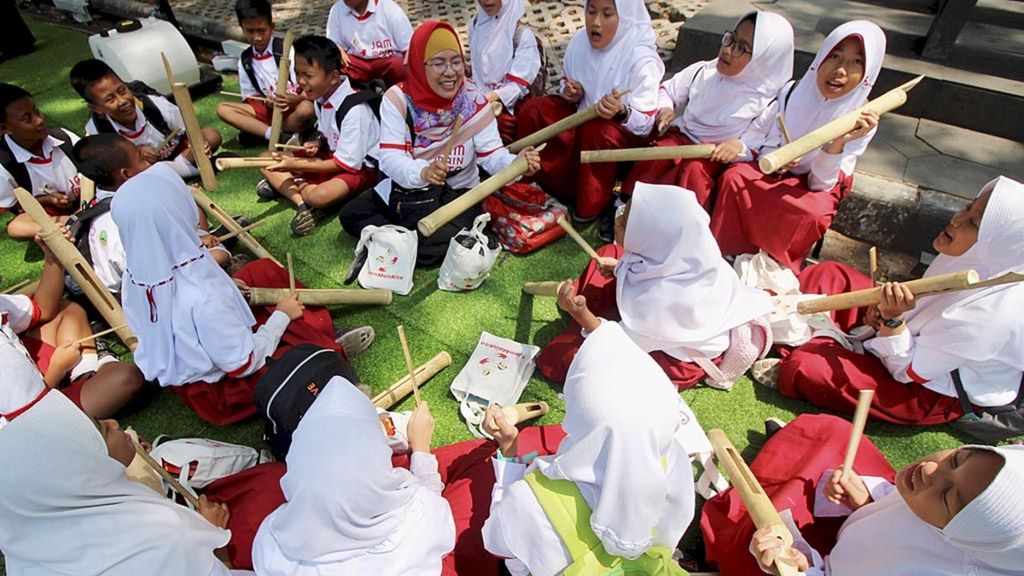 Siswa SD Negeri 185 Cihaurgeulis, Kota Bandung, Jawa Barat, bermain kentungan di halaman Gedung Sate.