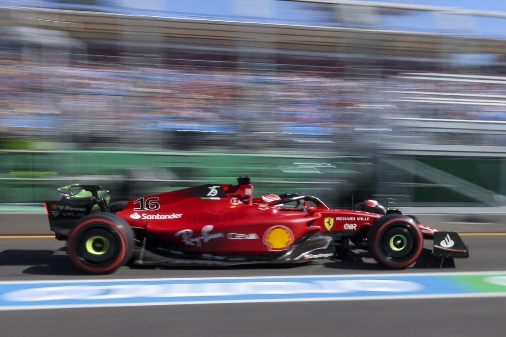 Pebalap Ferrari, Charles Leclerc, memacu mobilnya pada sesi latihan bebas pertama Formula 1 seri Australia di Melbourne, Jumat (8/4/2022). Ia meraih waktu tercepat kedua, di belakang rekan setimnya, Carlos Sainz Jr, pada sesi itu.