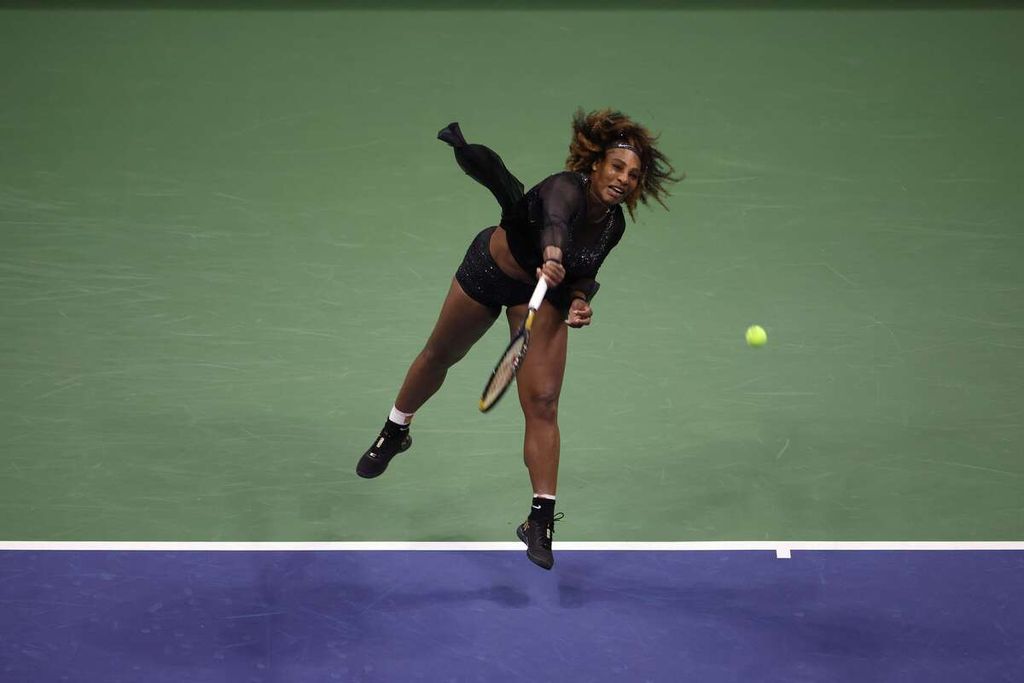 Petenis Amerika Serikat, Serena Williams, melayangkan pukulan servis saat menghadapi Danka Kovinic (Montenegro) pada babak pertama tunggal putri Grand Slam AS Terbuka di Pusat Tenis AS Billie Jean King, New York, Senin (29/8/2022) malam waktu setempat. Laga itu dimenangi Serena.