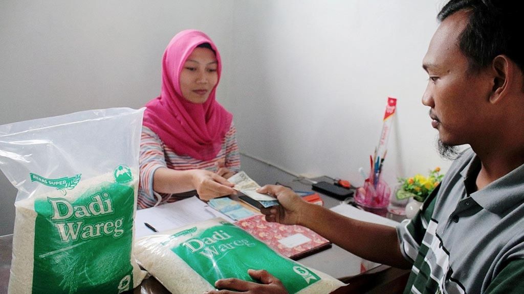 Desa Purwodadi, Kecamatan Purwodadi, Kabupaten Pasuruan, Jawa Timur, mengembangkan BUMDes beras. BUMDes beras tersebut membeli gabah petani dengan harga layak dan memasarkan dengan merek Dadi Wareg, Jumat (8/2/2019).