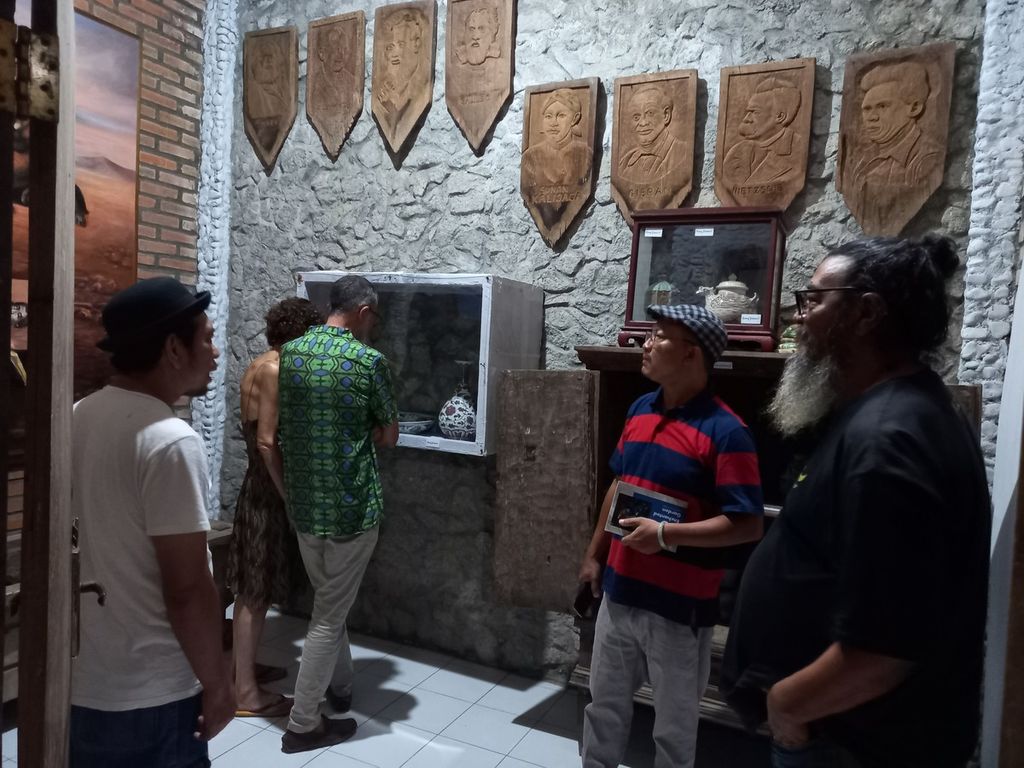 Suasana pameran Liba Waring Stambollion dan Carrie Ann Baade di Museum NIMCA, Yogyakarta.