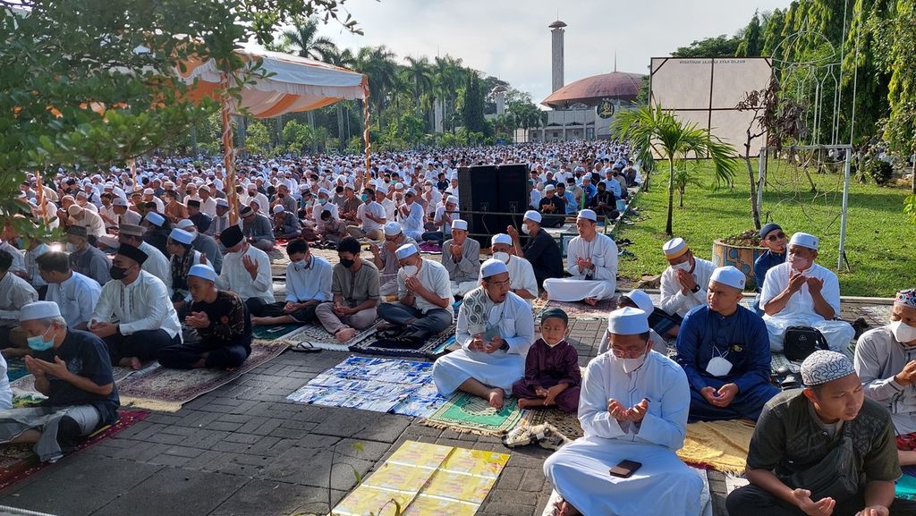 Jemaah mengikuti shalat Idul Fitri 1443 Hijriah di halaman parkir barat Masjid Raya Sabilal Muhtadin, Banjarmasin, Kalimantan Selatan, Senin (2/5/2022).