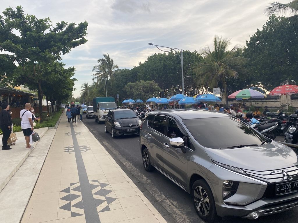 Suasana lalu lintas kendaraan di sekitar Pantai Kuta, Kabupaten Badung, Bali, Jumat (25/3/2022). 