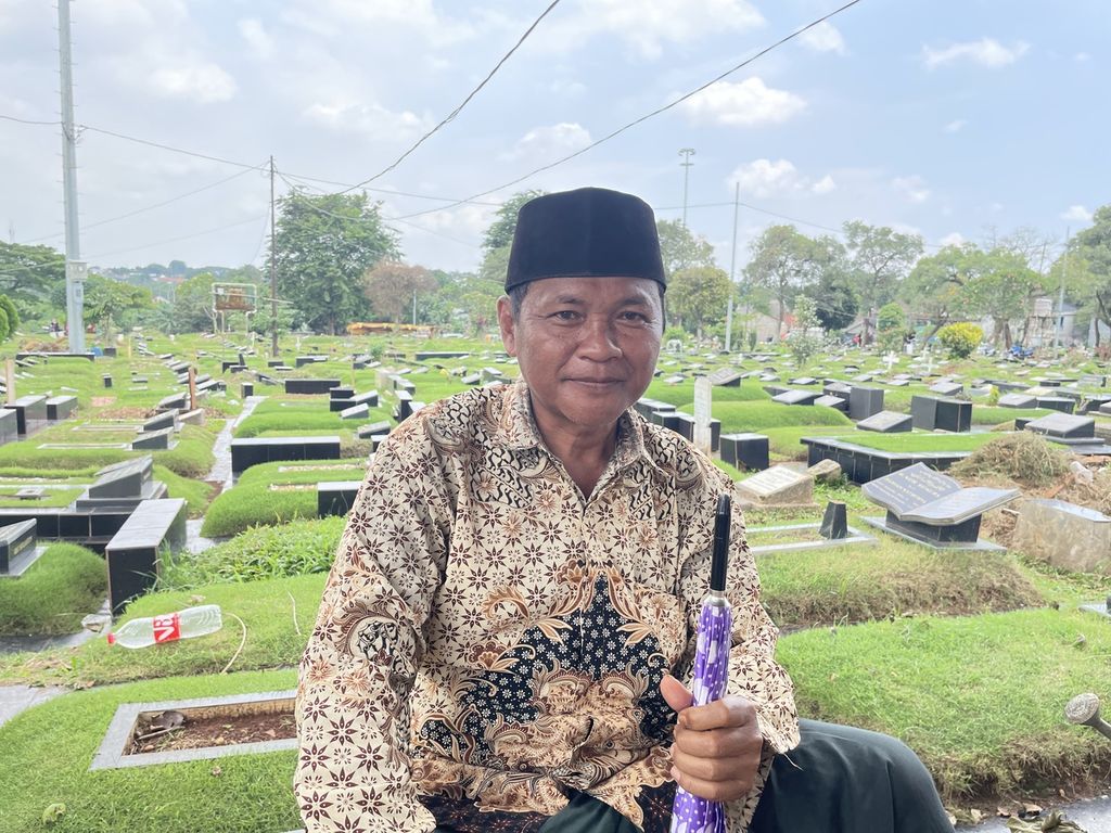 Baihaqy (53), pembaca doa di Taman Pemakaman Umum Tanah Kusir, Jakarta Selatan, Kamis (16/3/2023).