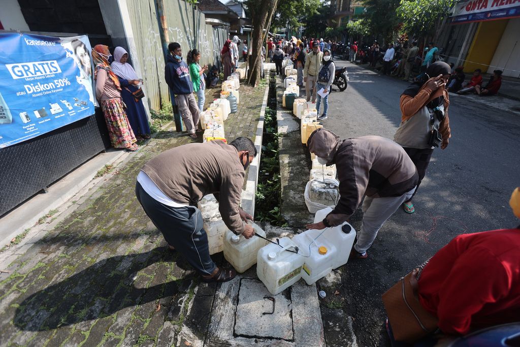 Warga mengantre membeli minyak goreng curah di salah satu penyalur di Kabupaten Temanggung, Jawa Tengah, Kamis (14/4/2022). Pembeli minyak goreng curah seharga Rp 15.500 per kilogram di tempat itu dibatasi maksimal 600 orang per hari. Sebagian besar pembeli adalah para pedagang makanan yang bergantung pada ketersediaan minyak goreng dalam menjalankan usahanya.