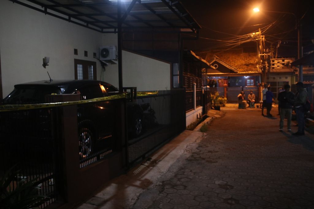 Warga berkumpul di sekitar rumah Ketua Komisi Yudisial Periode 2018-2020 Jaja Ahmad Jayus yang telah dipasang garis polisi di salah satu perumahan di Kecamatan Bojongsoang, Kabupaten Bandung, Jawa Barat, Selasa (28/3/2023). Jaja diserang orang tidak dikenal dan saat ini di rumah sakit.
