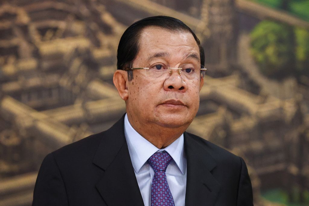 Perdana Menteri Kamboja Hun Sen saat bertemu Menteri Luar Negeri Rusia Sergei Lavrov di Phnom Penh, Kamboja, 4 Agustus 2022. 